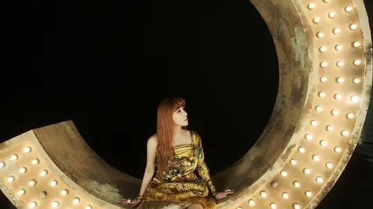 她曾比Lisa还火爆，却因服用“禁药”被*制抵**，如今宛如“充气人”