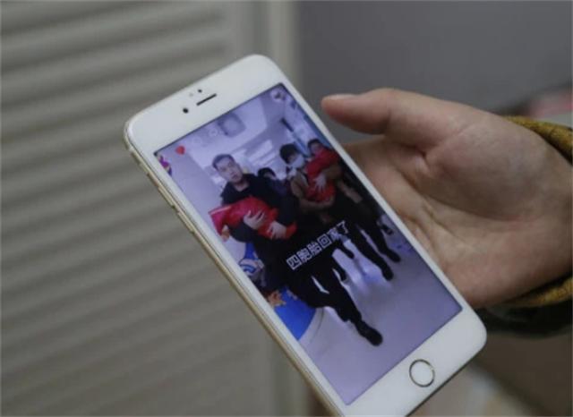 她拒绝减胎，冒着风险产下4胞胎，今全家帮忙带娃的场景让人羡慕