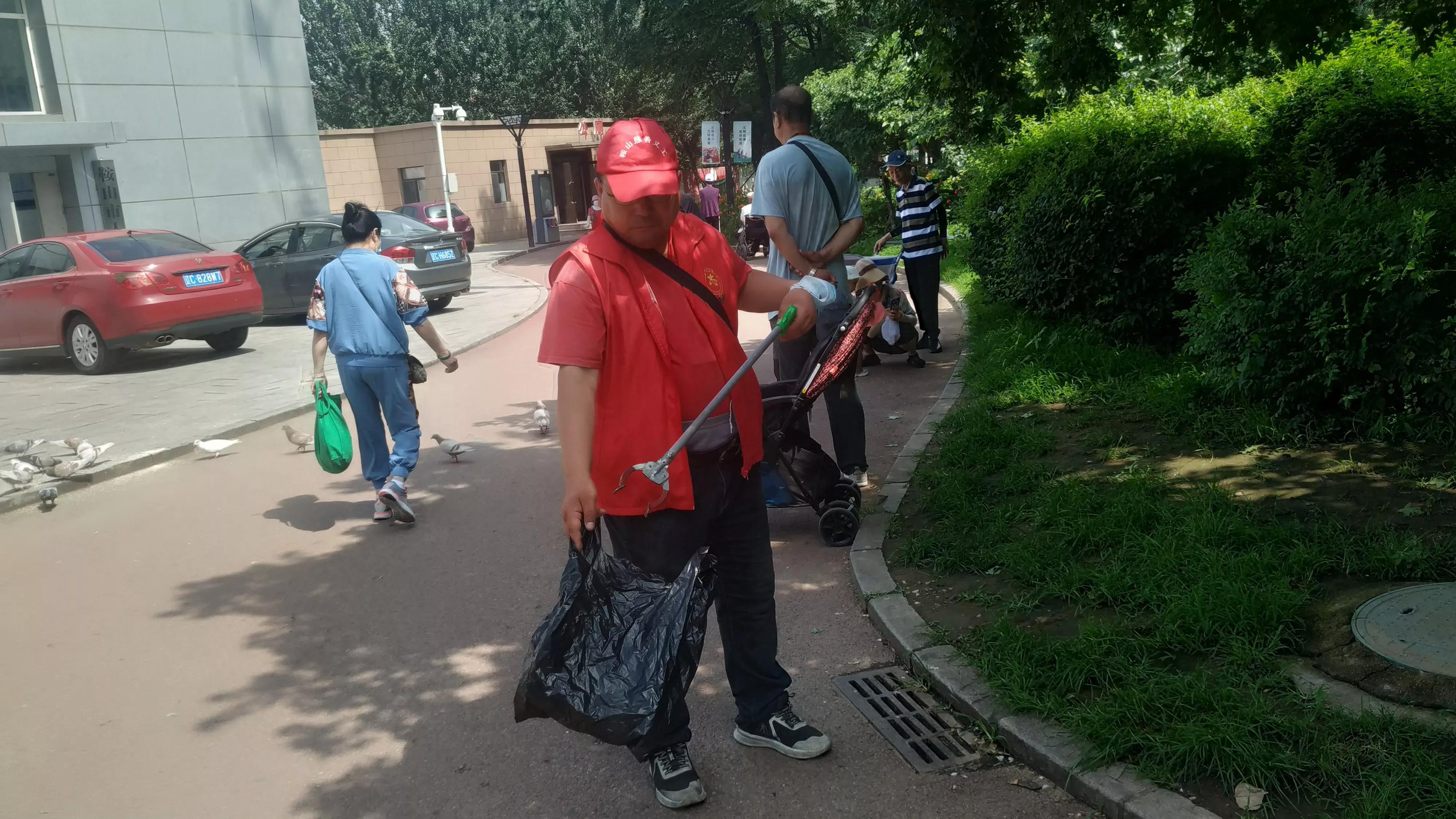 15年，他安装800余个烟蒂盒子