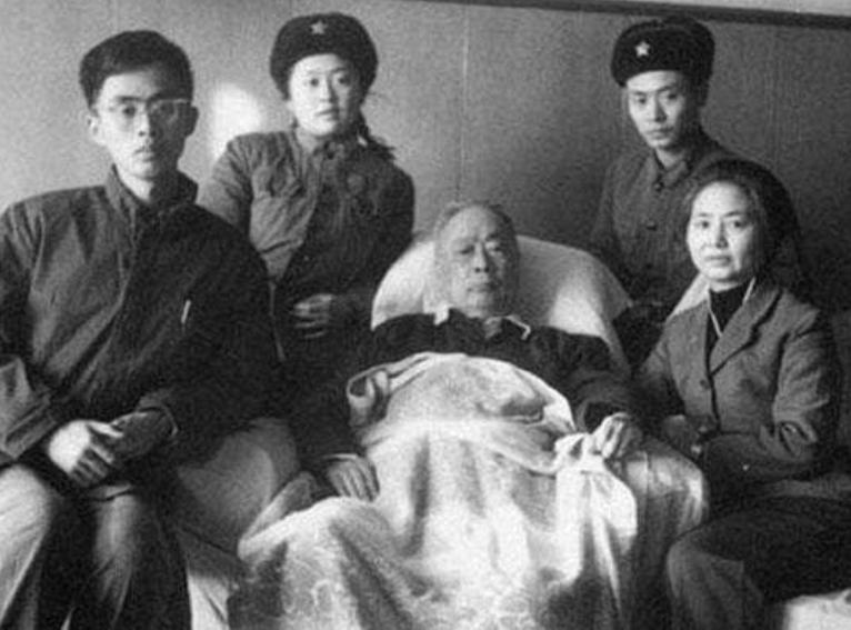 毛主席参加陈毅追悼会，看到一副挽联，停下问道：这是谁写的？