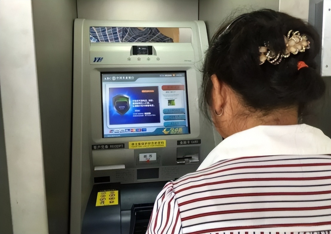 为什么银行员工让顾客去atm上取钱,为什么银行总让顾客去atm机取钱