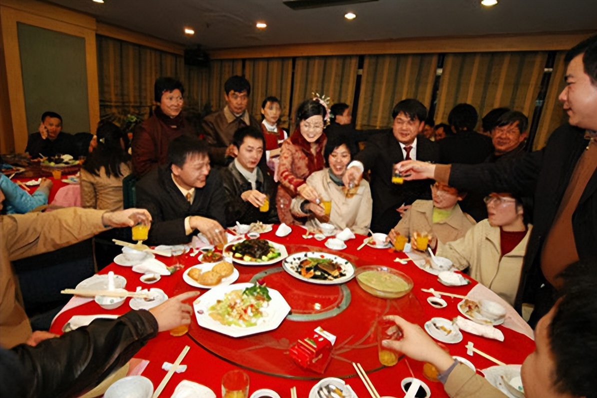 参加同事女儿婚宴时祝酒词怎么说,婚宴祝酒词怎么说又大方又简单