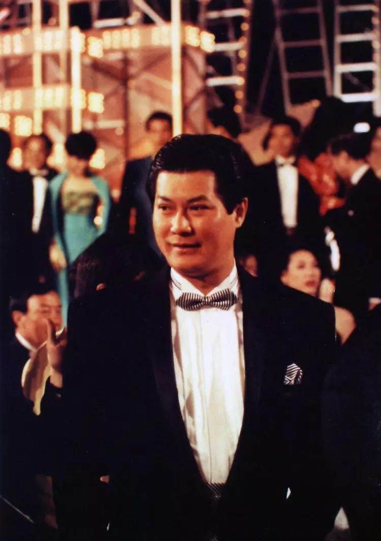 广东男人，逆袭成香港富豪，花10亿买飞机，如今妻子成接班人