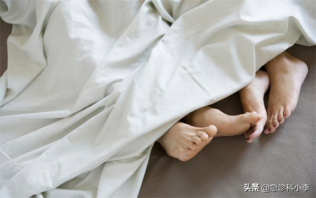 睡觉时突然腿抽筋是缺钙引起的吗,睡觉腿抽筋除了缺钙还有3个原因