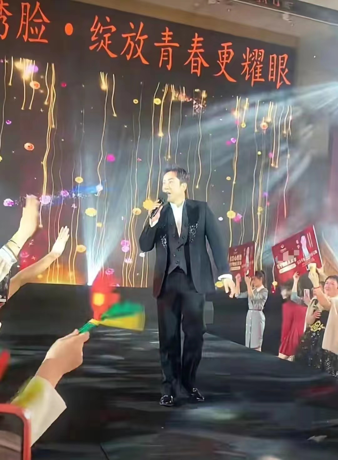 50岁的毛宁商演现场,53岁毛宁现身商演捞金