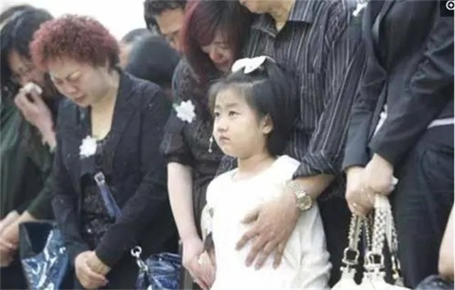 邢丹葬礼与老公丛飞合葬,深圳玫瑰丛飞邢丹怎么死的