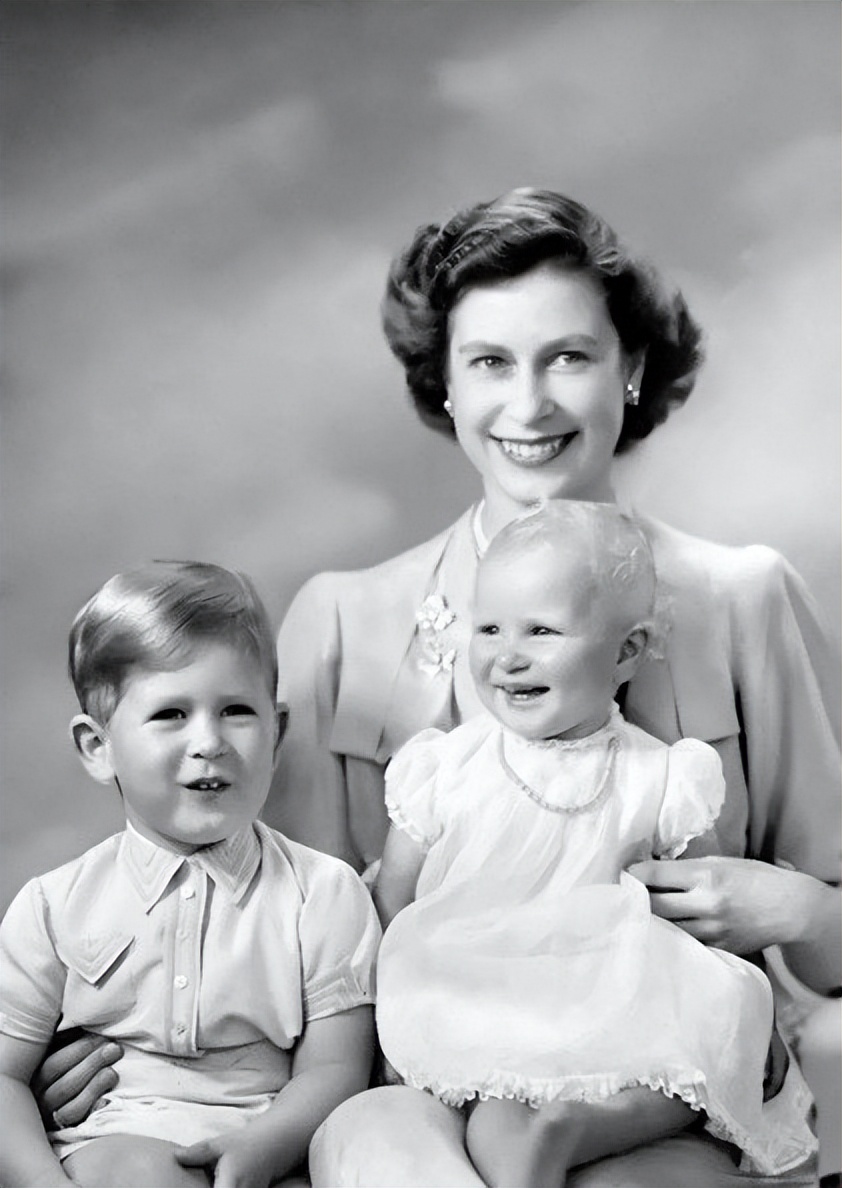 安妮公主的屈膝礼,安妮公主向戴安娜行屈膝礼