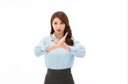 5万奢侈品让同行男买单原视频,女子买奢侈品让同行男子买单