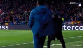 足球场上对抗与拼抢,足球场上要相互鼓励而不是责怪