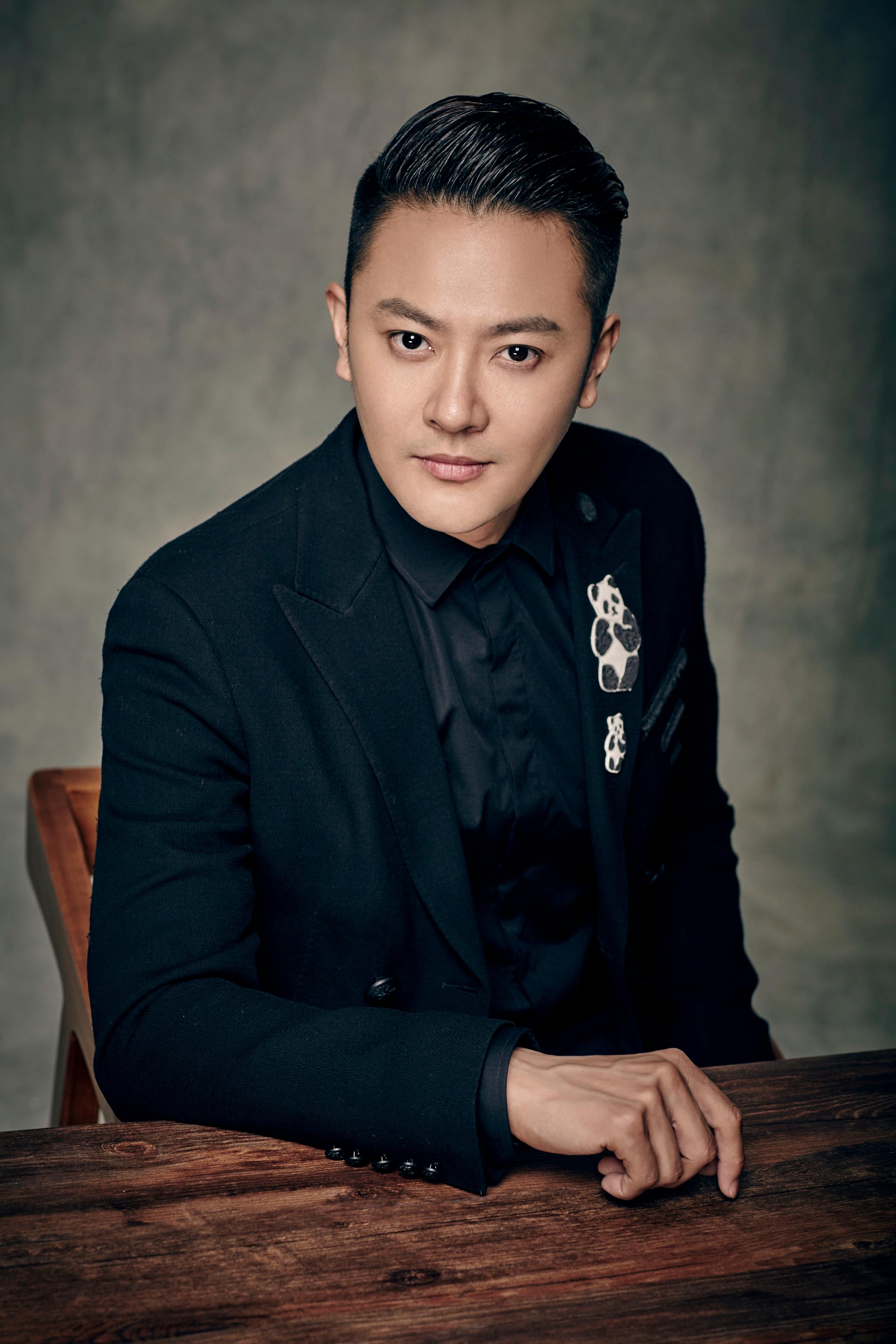 印小天泰国街头热舞，舞姿夸张表情抚媚引争议，精神状态惹人担心