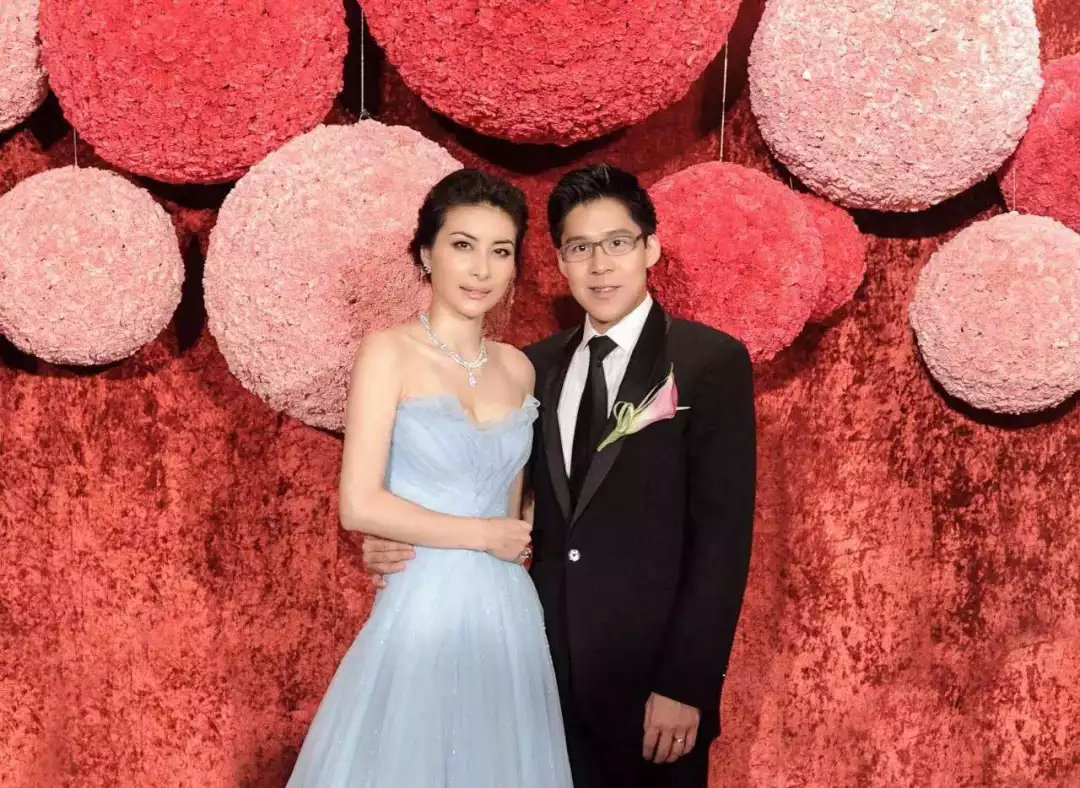 霍启刚郭晶晶再度甜蜜出镜,霍启刚穿西装郭晶晶穿羽绒服