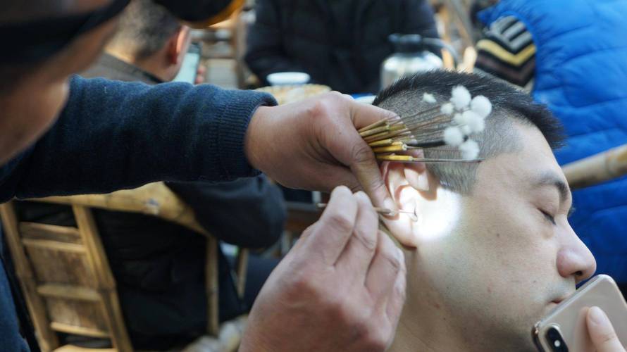 为什么耳朵会有异样的感觉,为什么你的耳朵有好多小疙瘩