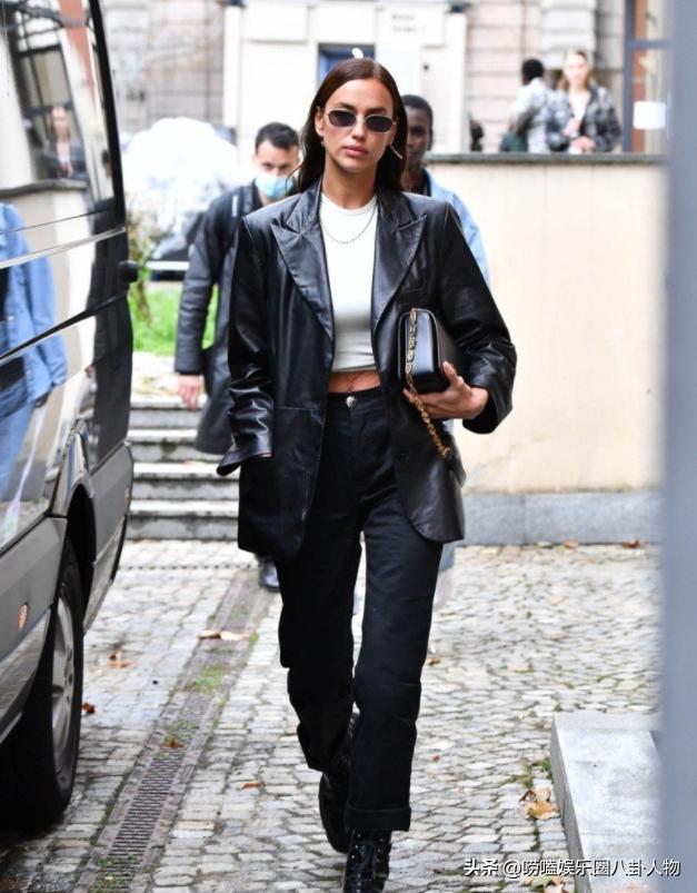 37岁伊莲娜吊打卡戴珊家金小妹，肩抗狮子头好轻松，自己赚钱真爽