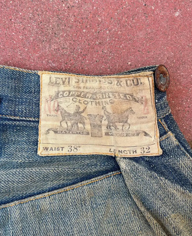 140年前标有*华反**口号的牛仔裤55万元售出，网友：欠中国一个道歉