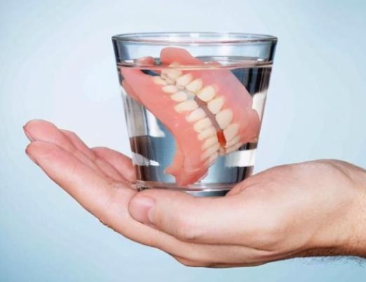 假牙清洁不干净？可能是方法不对