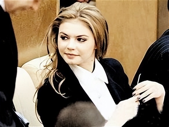 普京和体操女运动员卡娃视频,普京和体操冠军卡巴耶娃互动