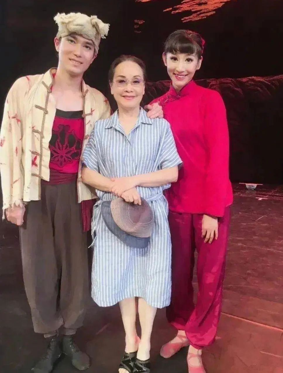 李谷一不化妆的脸视频,李谷一摘掉假发相片图文