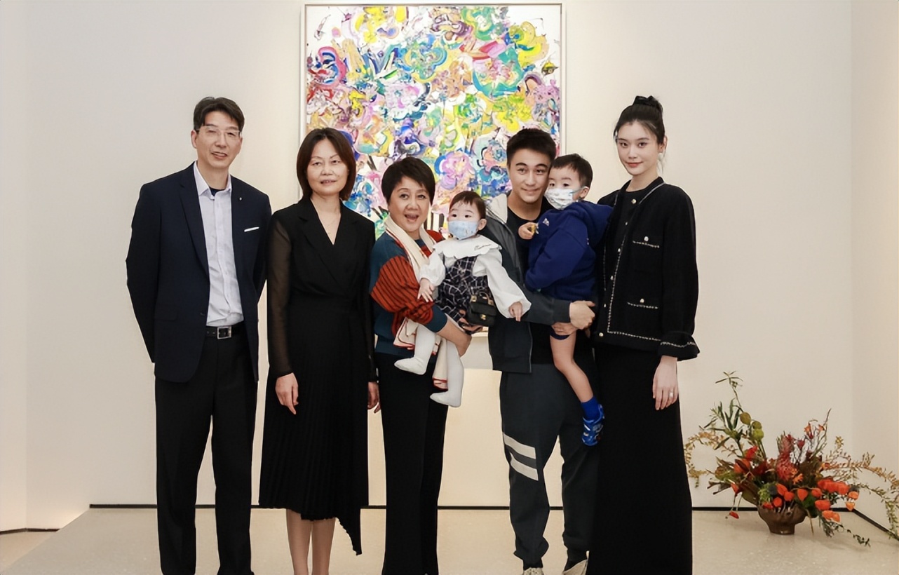 奚梦瑶晒与老公何猷君合照照片,奚梦瑶与何猷君出席家族活动