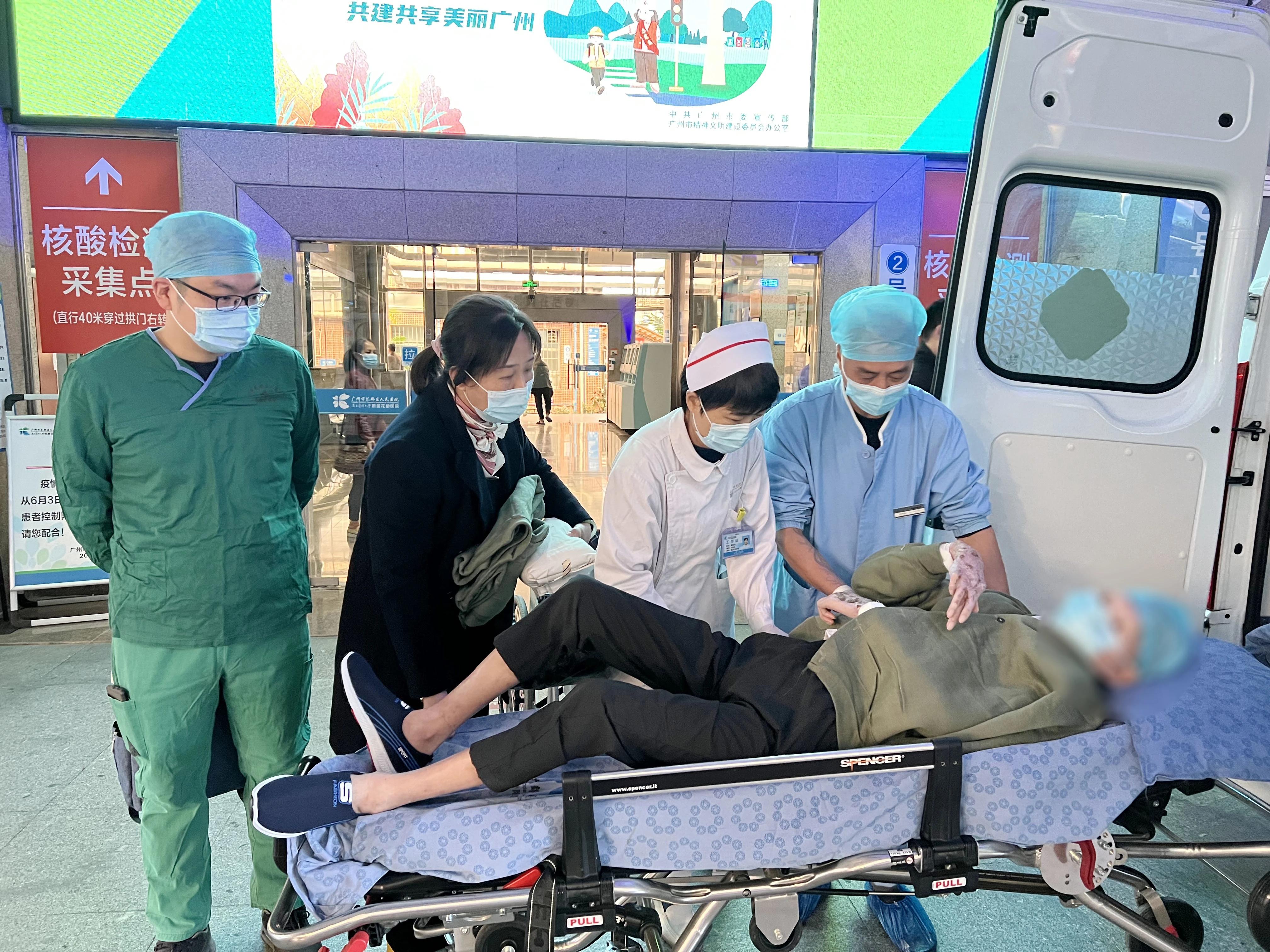 有温度的治疗：我院手外烧伤科成功救治特重度烧伤“三无”人员