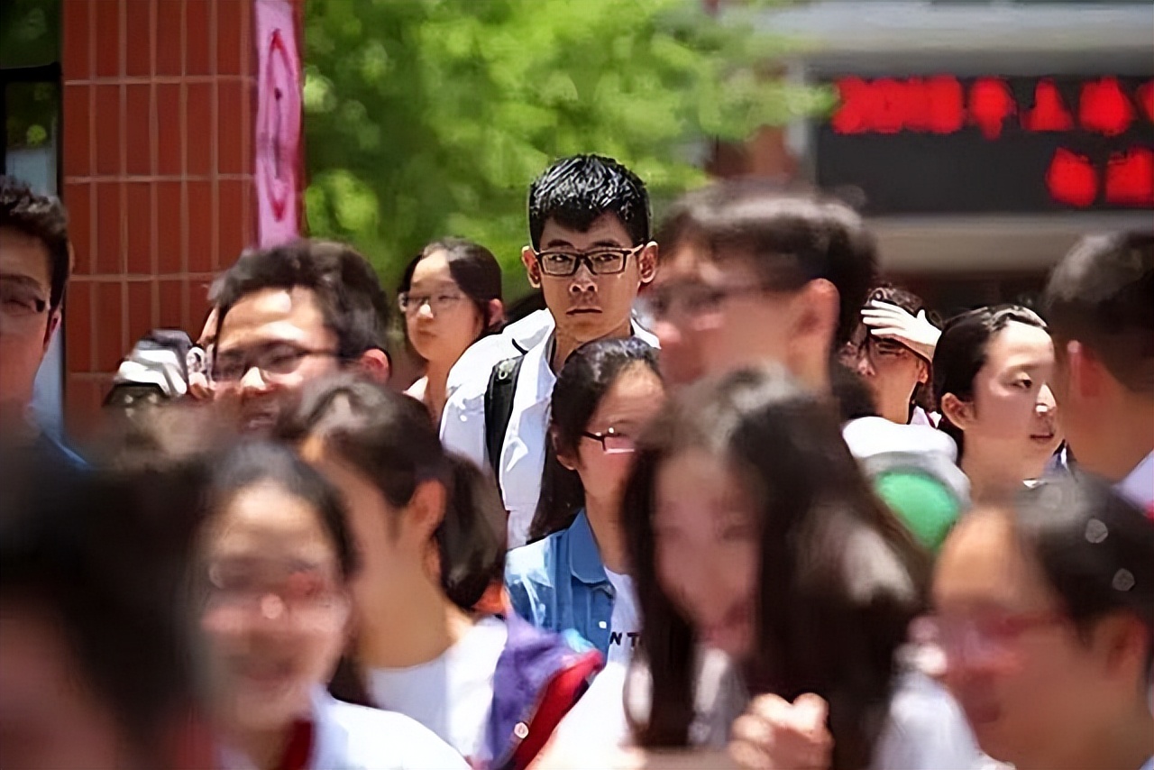 两年前，那个兴奋冲出考场“劈叉”的湖南考生，后来考了多少分？
