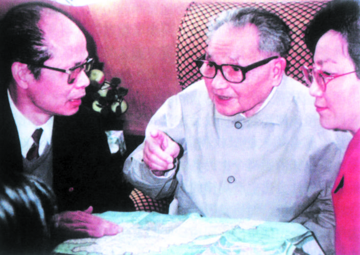 邓公一生钟爱足球，晚年邀球王访华遭拒绝，扬言：不给三个亿不去