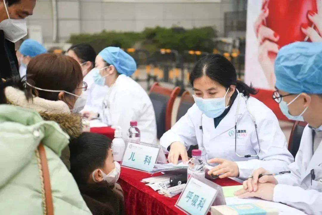 2月8、9日，重医儿院院长李秋率队到宜宾一医院开展免费诊疗活动