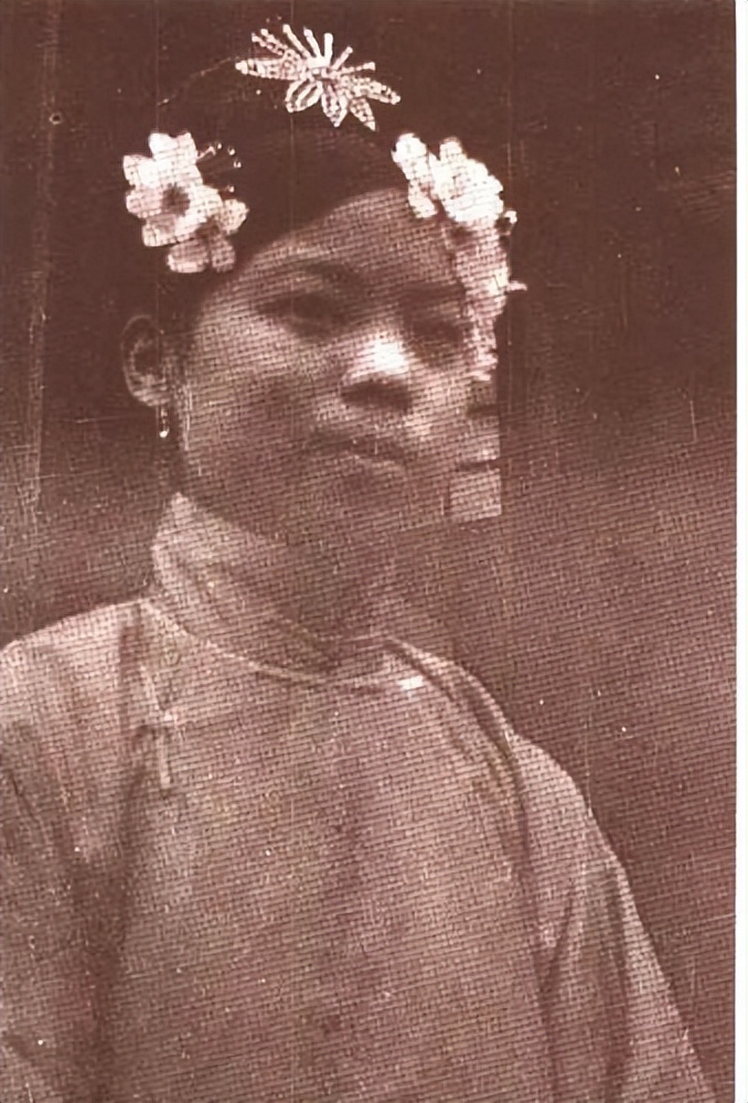 末代皇后婉容死后被扔在臭水沟边,末代皇后私生女