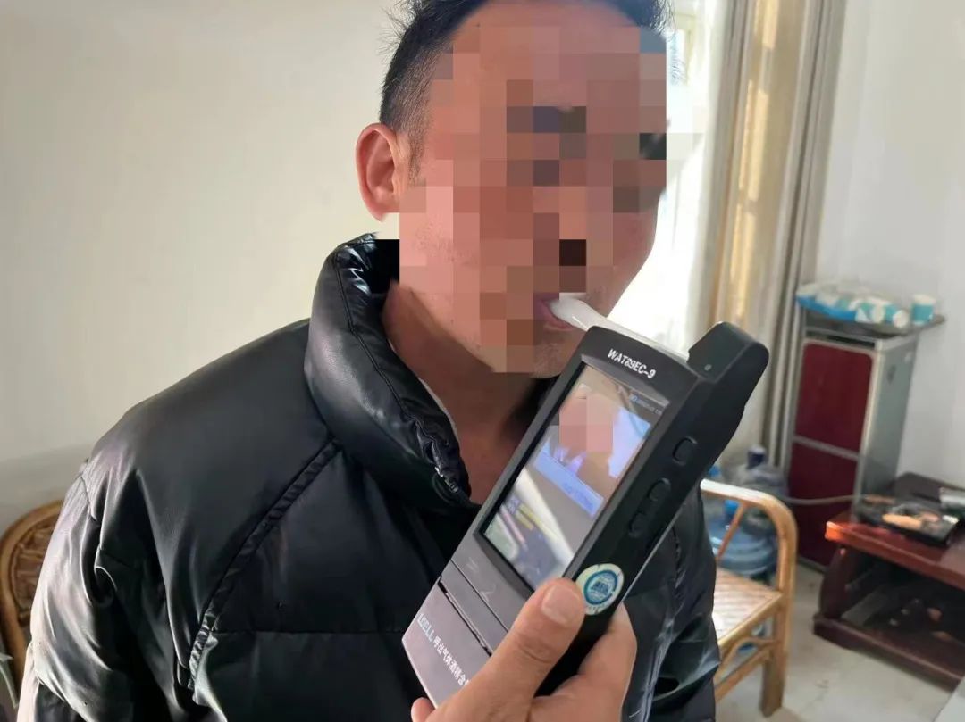 “我腰疼，就喝了几口药酒······”交警：“药酒也是酒！”