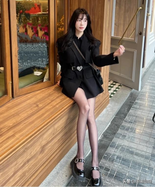 最近火了一种新穿法叫“黑丝+玛丽珍鞋”！难得一见的洋气、高级