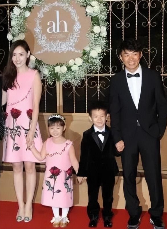 王宝强与马蓉离婚后的生活对比,王宝强离婚给马蓉分了多少钱