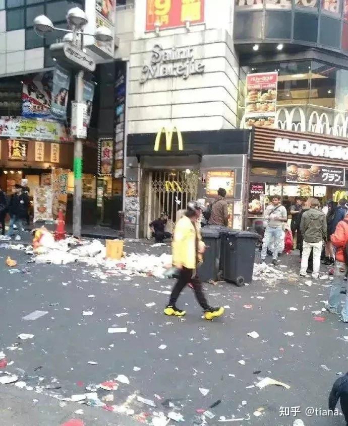 日本球迷输球后暴怒,世界杯日本球迷震撼催泪时刻