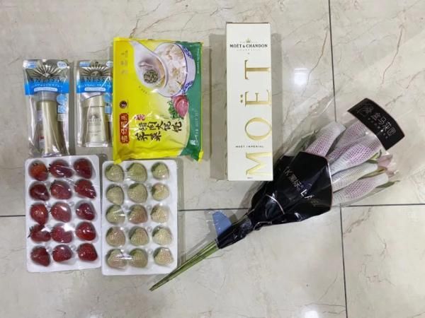 女子连逛3个月超市只买矿泉水,女子逛16次超市卖大量矿泉水