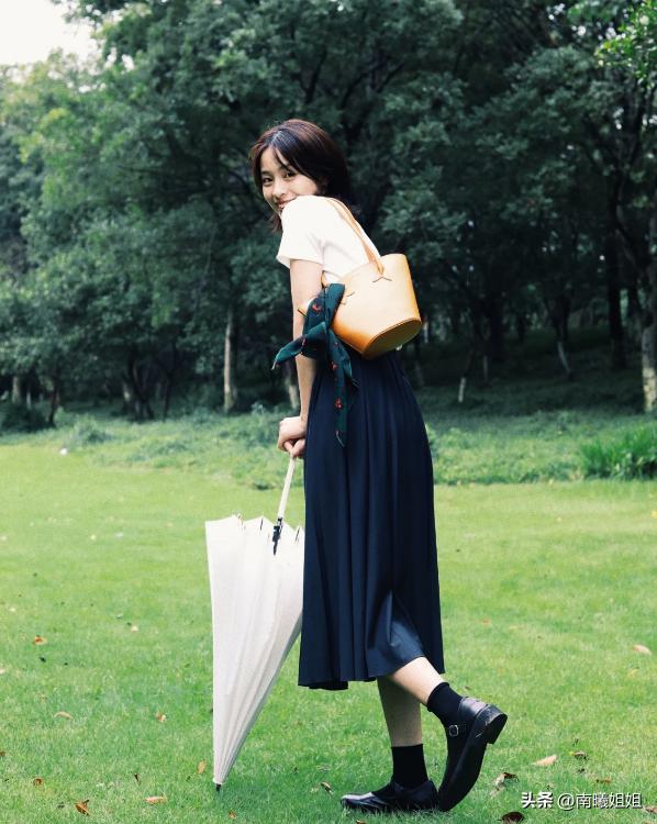 配裙子的平底单鞋时尚减龄,百搭裙子低跟鞋