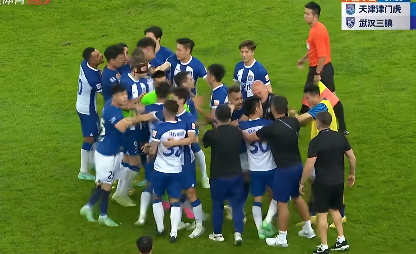 1-1！中超精彩大战：25犯+8黄+中框+救险+冲突，4万人见证