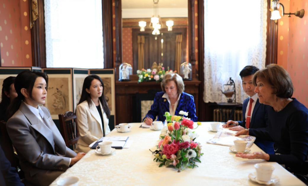 韩国第一夫人黄色裙子配黑西装,韩国第一夫人粉色穿搭