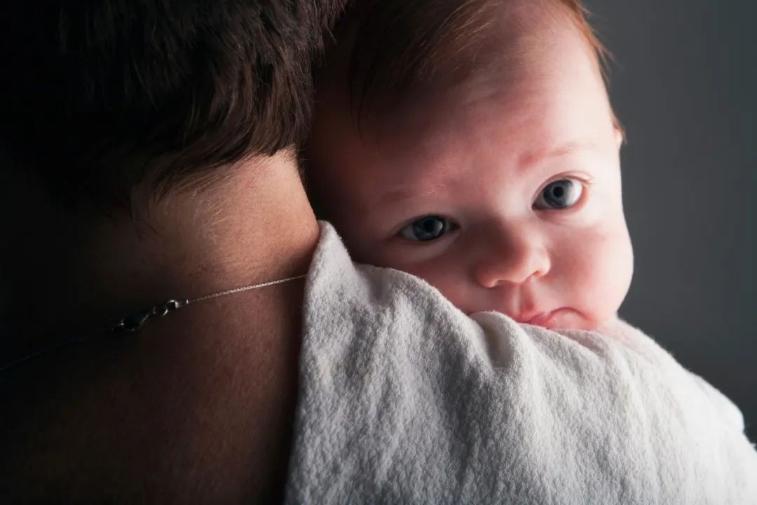 「家家母婴」小宝宝打嗝很难受？专业月嫂用这4招，轻松解决