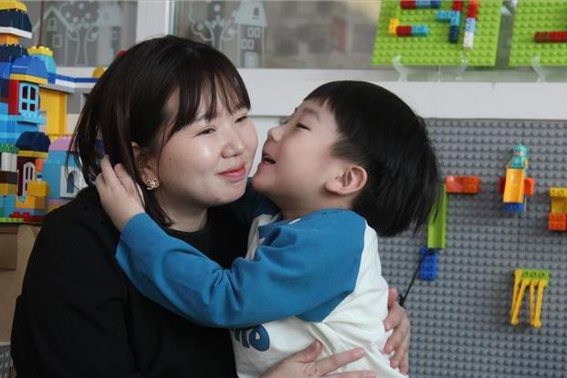 巾帼花开别样红铿锵玫瑰绽芳华,巾帼育桃李杏坛绽芳华