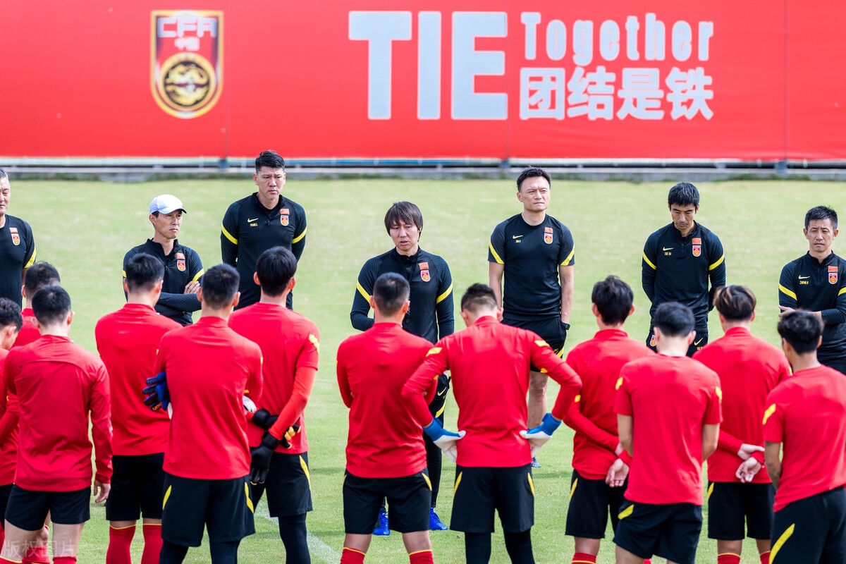 揪出李铁后！足协拨云见日，李霄鹏或连任国足主帅，并非米卢里皮