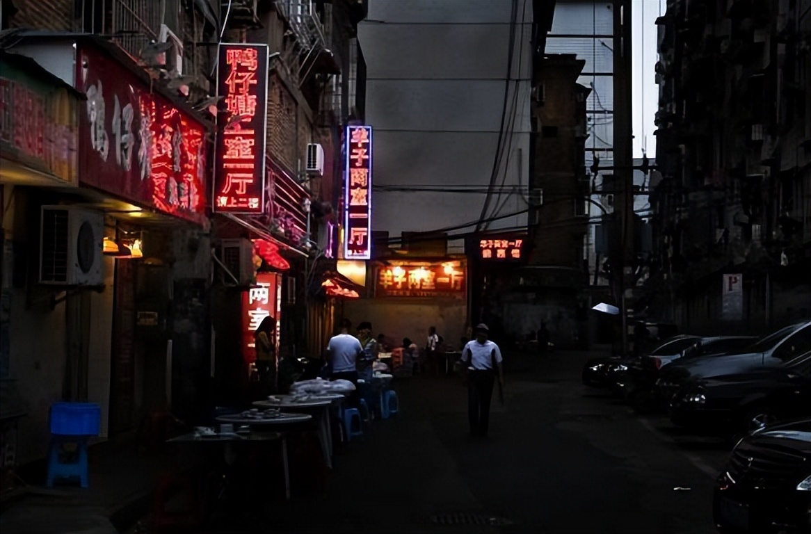 南昌红谷滩小吃街攻略视频,万寿宫老南昌美食小吃街攻略