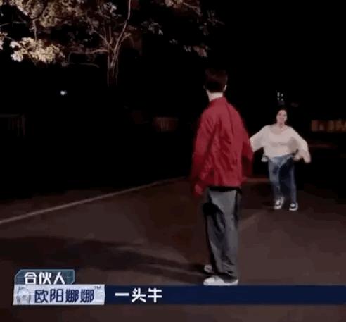 撩汉、乱认爸、男男接吻，这6位明星是没分寸感，还是“耍流氓”