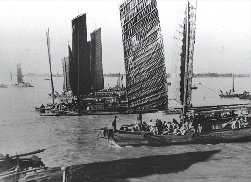 来一艘炸毁一艘,英国军舰大败落荒而逃,解放军打出中华国威!