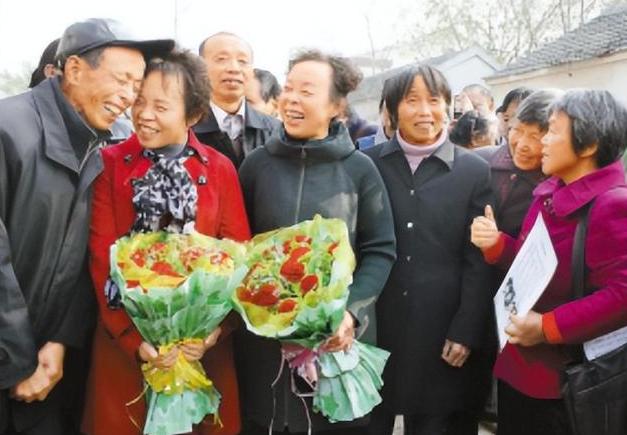 两个小伙子做dna鉴定竟然是亲兄弟,洛阳两位女子做闺蜜30年