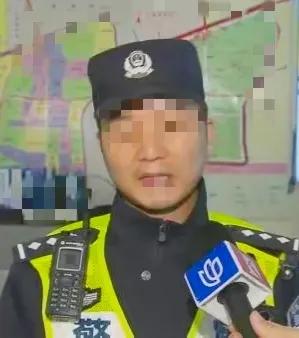 银行柜台男子掏出1300张身份证,男子在银行柜台掏出1300张身份证