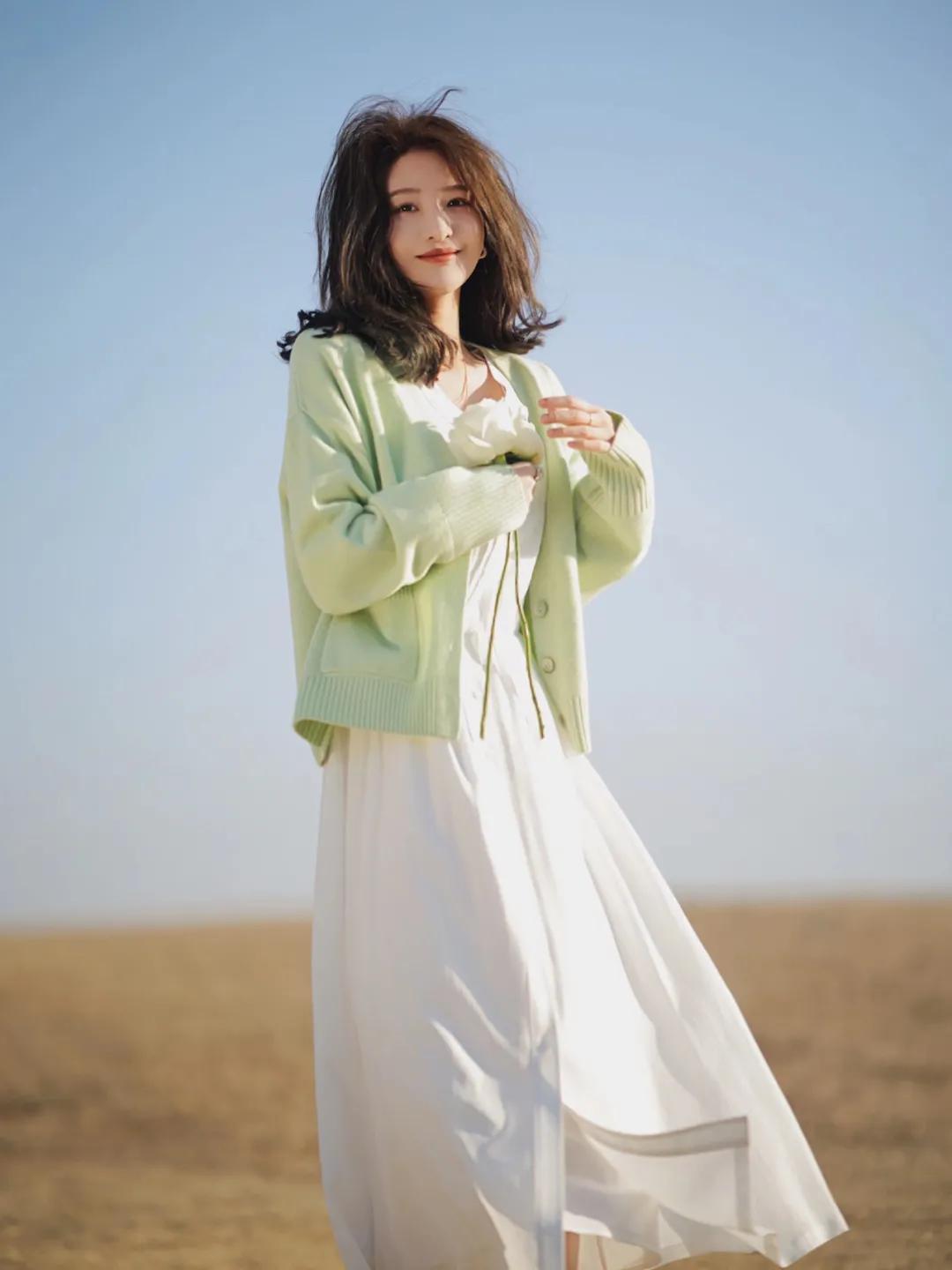 什么样的针织衫搭配半身裙好看,今年最流行的针织衫搭配裤子整套