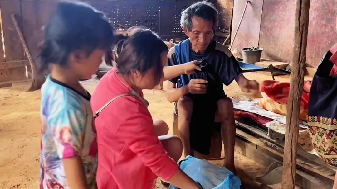 老挝古稀老汉娶妻,老挝57岁大叔娶19岁媳妇