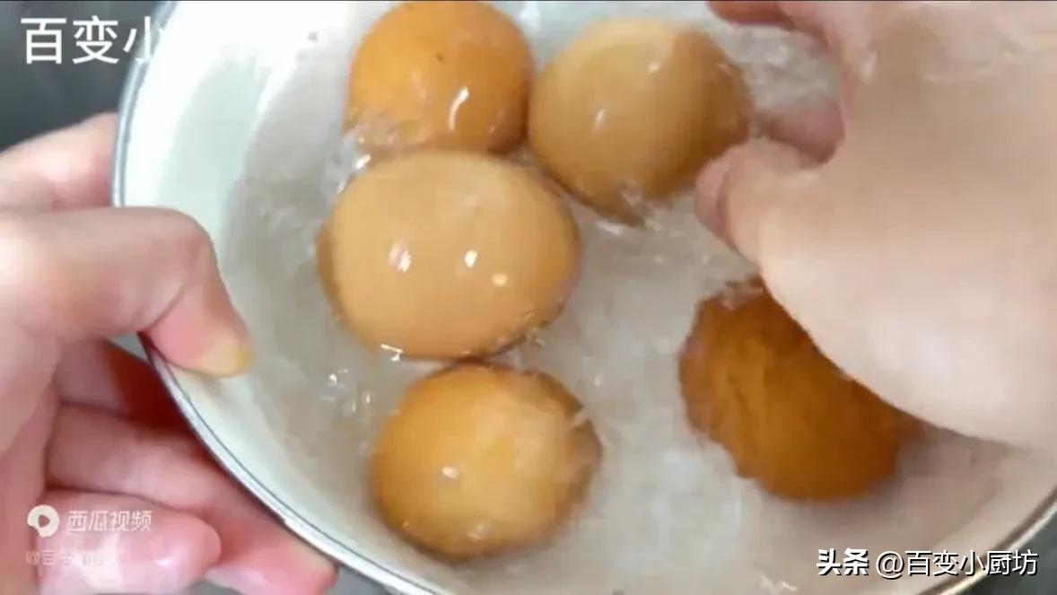 水煮荷包蛋怎么煮才不会散开,荷包蛋不要直接下锅煮教你小窍门