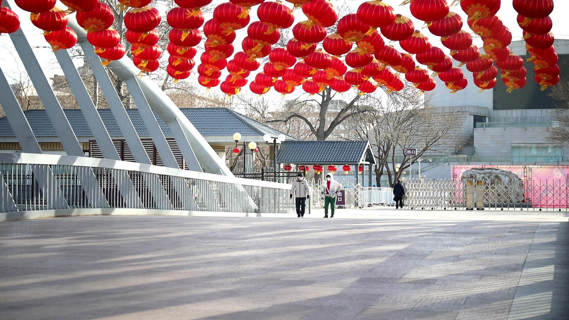 张灯结彩迎佳节火树银花闹新春,今天的公园处处张灯结彩人潮涌动