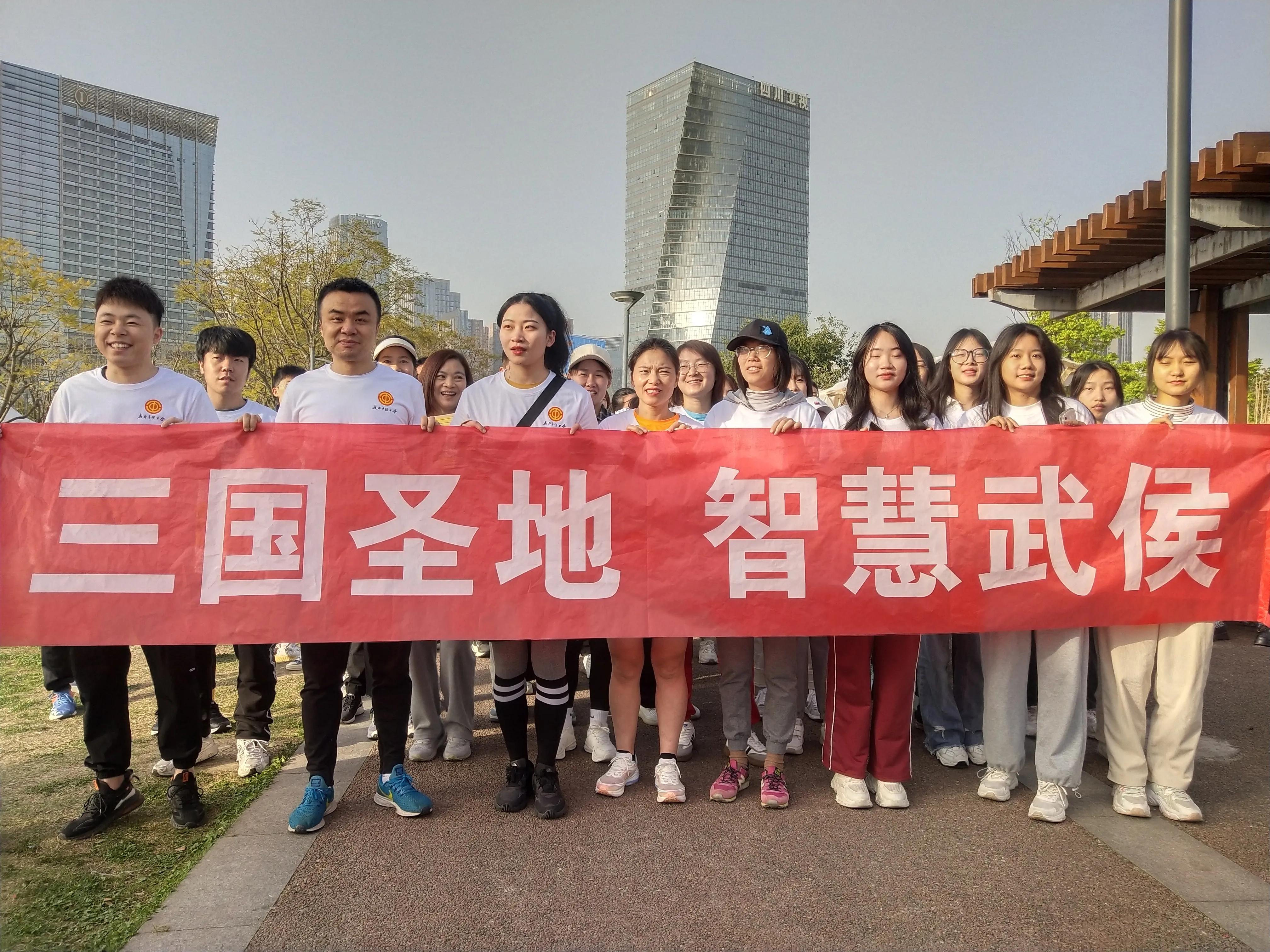 鍥涘窛鏂硅█娓告吵鍋ヨ韩,鍥涘窛璇濊皭闊虫墦娌硅瘲