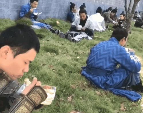 欲望狂潮：8000元裸替群演揭秘，真实床戏吻戏全程曝光！