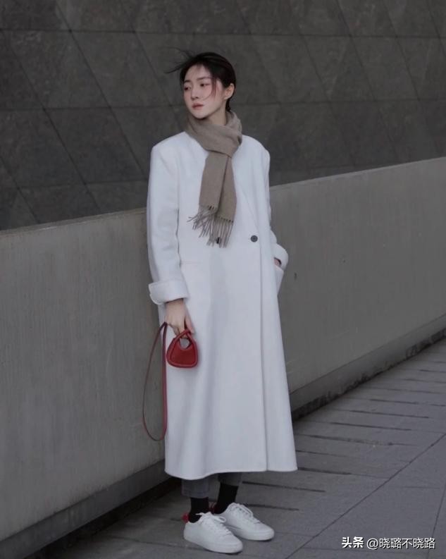 小白鞋搭配羽绒服好看吗,小白鞋搭配羽绒服长款